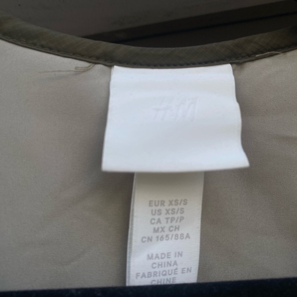 H&M Tan Quilted Vest with Diamond Stitching - Picture 4 of 4